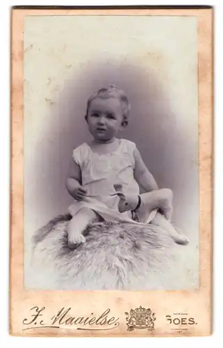 Fotografie J. Maaielse, Goes, Niedliches kleines Mädchen im Kleid mit ihrem Kuscheltier