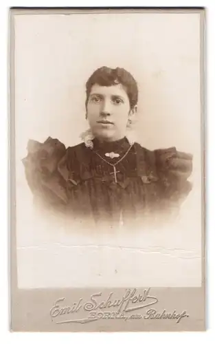 Fotografie Emil Schuffert, Borna, Am Bahnhof, Junge Dame mit Kreuzkette in schwarzem Rüschenkleid