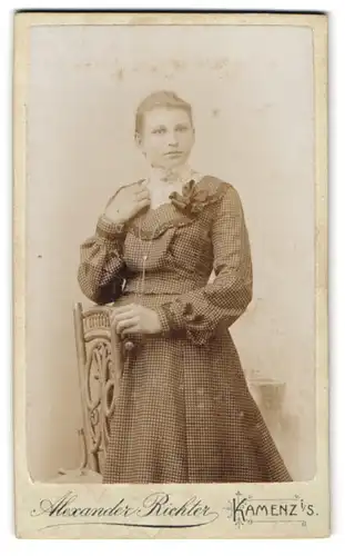 Fotografie Alexander Richter, Kamenz, Hübsche junge Frau in kariertem Kleid