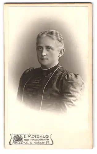 Fotografie E. Motzkus, Halle a./S., Ulrichstr. 57, Ältere Dame mit gescheiteltem Haar in schwarzem Kleid