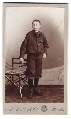 Fotografie A. Jandorf & Co., Berlin, Spittelmarkt 16 /17, Junge in schicker Kleidung mit Taschenuhr