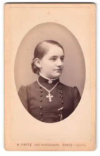 Fotografie Heinr. Fritz, Greiz, Weststrasse 6, Portrait Mädchen mit Kreuzkette in hochgeschlossenem Kleid