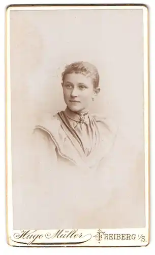 Fotografie Hugo Müller, Freiberg i. S., Portrait Junge Dame in gerafftem Kleid