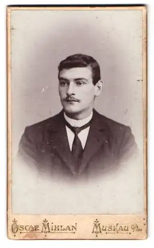 Fotografie Oscar Mihlan, Muskau O.-L., Portrait Herr mit Schnurrbart im Anzug mit Krawatte