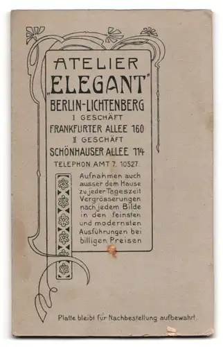 Fotografie Atelier Elegant, Berlin, Frankfurter Allee 160, Portrait Kleinkind im Kleidchen auf Felldecke