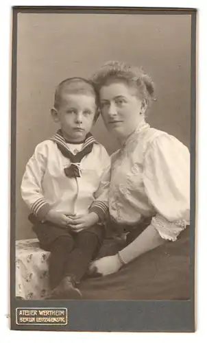 Fotografie Atelier Wertheim, Berlin, Leipzigerstrasse, Portrait Mutter in Rüschenbluse mit Sohn im Matrosenhemd