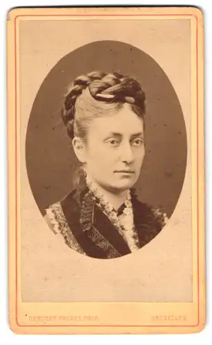 Fotografie Géruzet Frères, Bruxelles, 27bis Rue de l`Ecuyer, Portrait Elegante Dame mit Flechtfrisur im Spitzenkleid