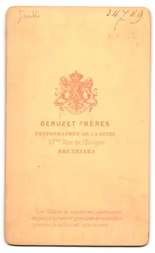 Fotografie Géruzet Frères, Bruxelles, 27bis Rue de l`Ecuyer, Portrait Elegante Dame mit Flechtfrisur im Spitzenkleid