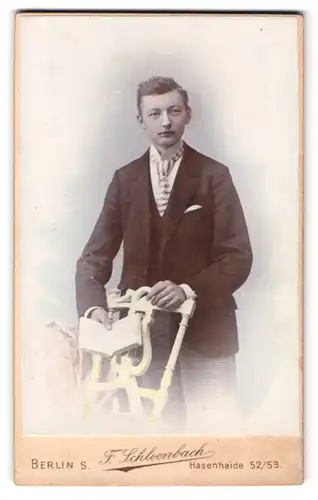 Fotografie F. Schloenbach, Berlin, Hasenheide 52, Portrait Junger Herr im Anzug mit Krawatte