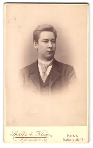 Fotografie Spalke & Kluge, Bonn, Kaiserplatz 16, Portrait Junger Mann im Anzug mit Krawatte