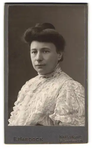 Fotografie E. Hardock, Karlsruhe, Portrait Frau mit Hochsteckfrisur im Spitzenkleid