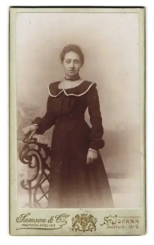 Fotografie Samson & Co., St. Johann, Sulzbachstrasse 9, Portrait Frau in tailliertem Kleid mit Zierkragen