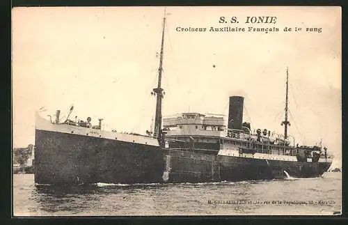 AK Kriegsschiff S. S. Ionie vor der Küste