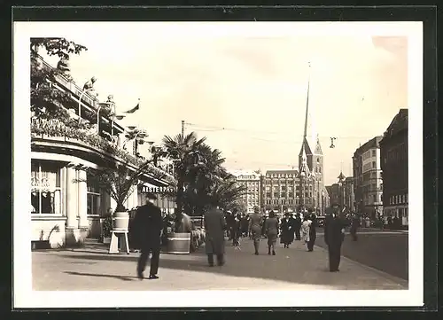 AK Hamburg-Neustadt, Spaziergänger auf dem Jungfernstieg