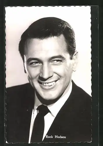 AK Schauspieler Rock Hudson im Anzug zur Seite lächelnd