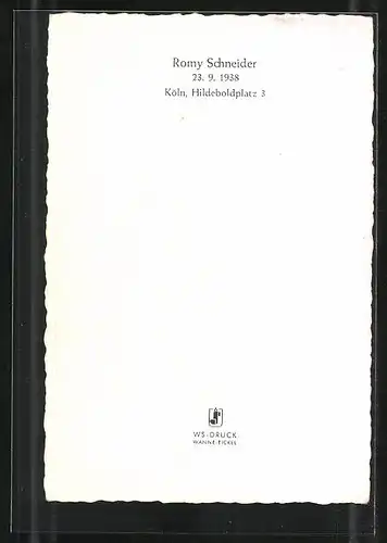 AK Schauspielerin Romy Schneider in die Kamera lächelnd