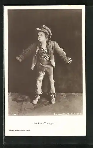 AK Schauspieler Jackie Coogan in einer Szene an der Wand stehend