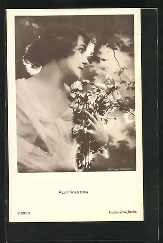 AK Schauspielerin Ally Kolberg mit einem Blumenstrauss porträtiert