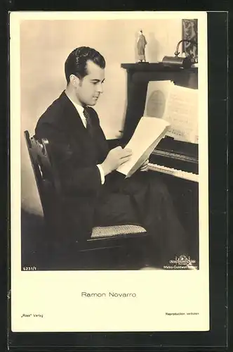 AK Schauspieler Ramon Novarro am Klavier sitzend