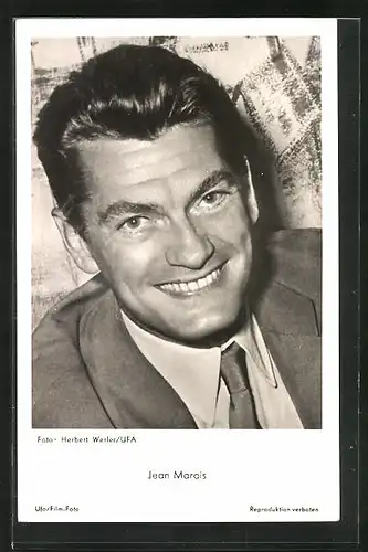 AK Schauspieler Jean Marais im Anzug in die Kamera lächelnd