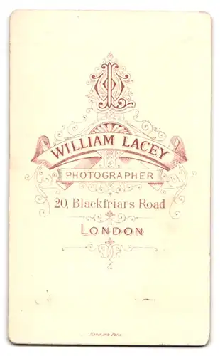 Fotografie William Lacey, London, 20 Blackfriars Road, Portrait bildschönes Mädchen mit Stickerei am Kleiderkragen