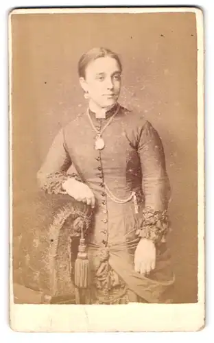 Fotografie William Lacey, London, 20 Blackfriars Road, Portrait junge hübsche Frau mit Amulettkette