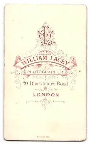 Fotografie William Lacey, London, 20 Blackfriars Road, Portrait junge hübsche Frau mit Amulettkette