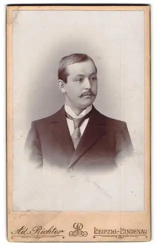 Fotografie Ad. Richter, Leipzig-Lindenau, Merseburger Str. 61, Portrait charmanter Herr mit Schnurrbart