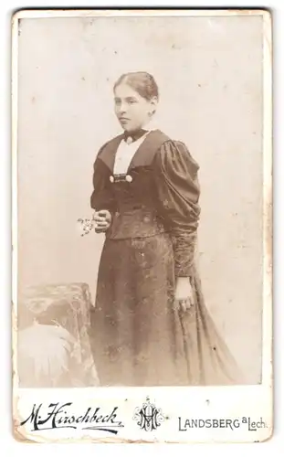 Fotografie M. Hirschbeck, Landsberg a. Lech, Portrait bildschönes Fräulein im prachtvollen Kleid