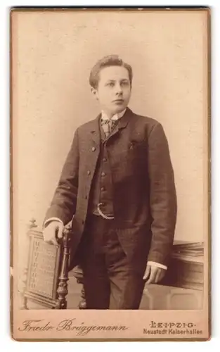 Fotografie Friedr. Brüggmann, Leipzig, Eisenbahnstr. 1, Portrait eines elegant gekleideten jungen Mannes