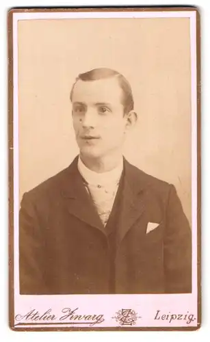 Fotografie Atelier Zwarg, Leipzig, Rosenthalgasse 5, Portrait charmanter junger Mann im eleganten Jackett