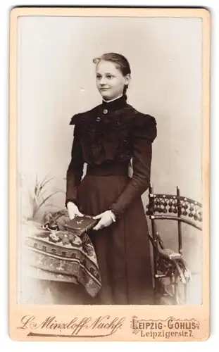 Fotografie L. Minzloff, Leipzig-Gohlis, Leipzigerstr. 7, Portrait bildschönes Fräulein mit Bibel im schwarzen Kleid