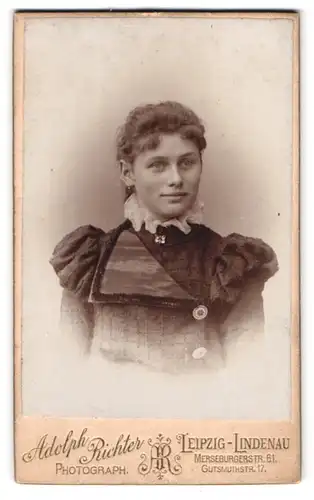 Fotografie Adolph Richter, Leipzig-Lindenau, Gutsmuthstr. 17, Portrait dunkelhaarige Schönheit im gerüschten Kleid