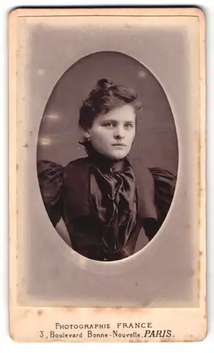 Fotografie France, Paris, 3 Boulevard Bonne-Nouvelle, Portrait dunkelhaariges Fräulein in gerüschter Bluse