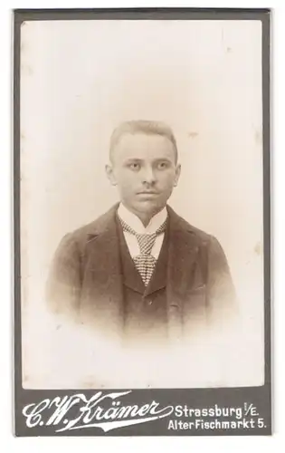 Fotografie C. W. Krämer, Strassburg i. E., Alter Fischmarkt 5, Portrait junger charmanter Mann in Krawatte und Jackett
