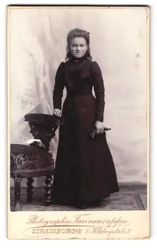 Fotografie Atelier Tannenzapfen, Strassburg i. E., Kleberplatz 7, Portrait bildschönes Fräulein im prachtvollen Kleid