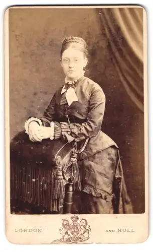 Fotografie T. C. Turner, Islington, 17 Upper Street, Portrait bildschöne Frau mit Flechtdutt