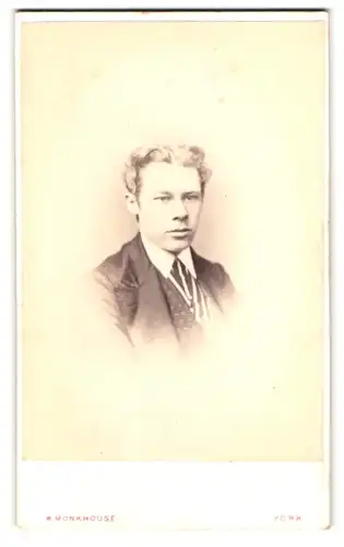 Fotografie W. Monkhouse, York, Portrait blonder junger Mann mit lockigem Haar im Jackett