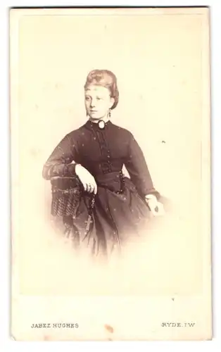Fotografie Jabez Hughes, Ryde, Portrait bildschönes Fräulein mit Brosche am Kleiderkragen