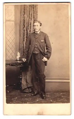 Fotografie Stuart, Glasgow, 120 Buchanan Street, Portrait charmanter junger Mann im eleganten Anzug