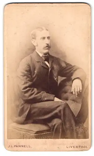 Fotografie J. L. Pannell, Liverpool, 46 Church Street, Portrait charmanter Herr mit Schnurrbart im Anzug