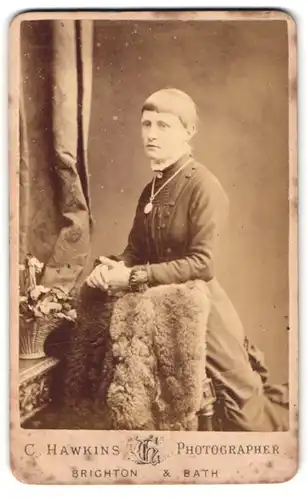 Fotografie C. Hawkins, Brighton, 38 Preston Street, Portrait schöne junge Frau mit Amulett-Kette im Kleid