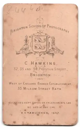 Fotografie C. Hawkins, Brighton, 38 Preston Street, Portrait schöne junge Frau mit Amulett-Kette im Kleid