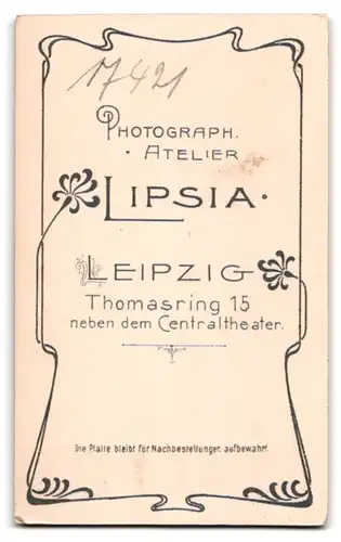 Fotografie Atelier Lipsig, Leipzig, Thomasring 15, Portrait dunkelhaarige Schönheit mit Brosche am Kleiderkragen