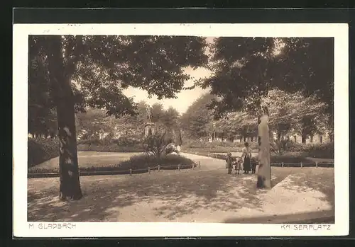 AK Mönchengladbach, Spaziergänger am Kaiserplatz