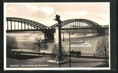 AK Düsseldorf, Ulanendenkmal mit Rheinbrücke