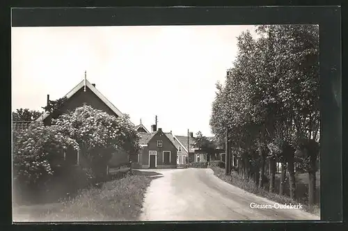 AK Giessen-Oudekerk, Dorfstrasse mit Gebäudeansicht