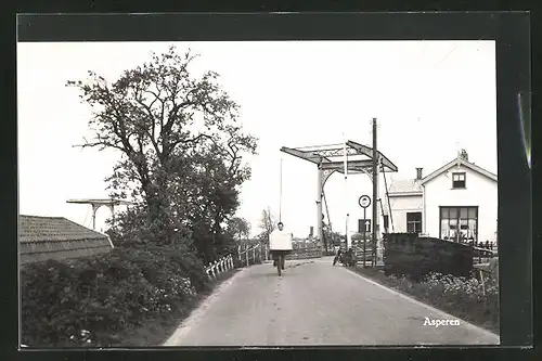 AK Asperen, Dorfstrasse mit Brücke und Gebäudeansicht