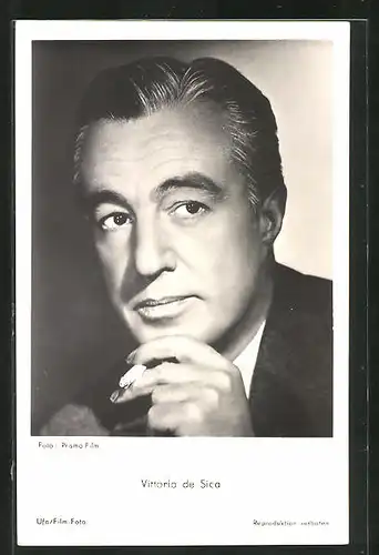 AK Schauspieler Vittorio de Sica mit Zigarette in der Hand