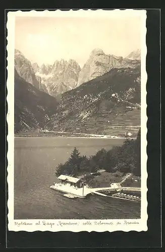 AK Molveno, Ortspartie aus der Vogelschau, Blick zu den Dolomiten